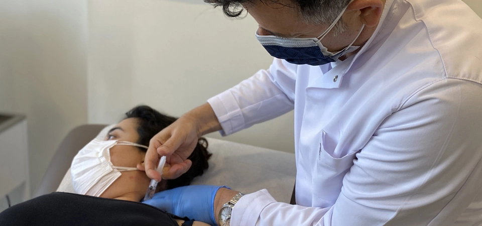 How does neural therapy work? Neural therapy is a regulation treatment performed using very low doses of local anesthetic substance (procaine or lidocaine).