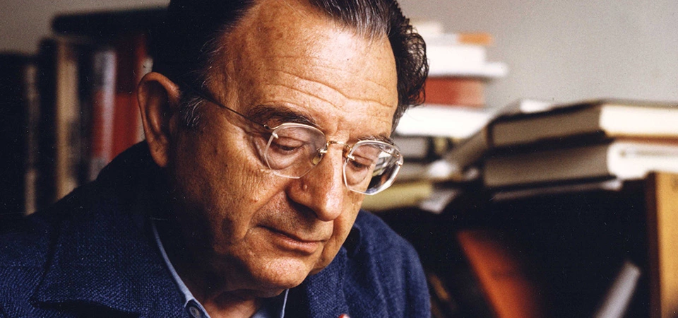 Erich Fromm: Sevginin ve İnsan Olmanın Rehberi Erich Fromm, yalnızca sevginin değerini anlamakla kalmayıp, onu bir yaşam biçimi ve insanlık için temel bir kurtuluş yolu olarak öneren büyük bir düşünür ve rehberdir.