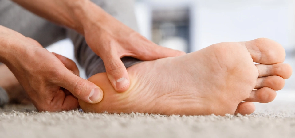 A Neural Therapy Solution for Heel Spur (Plantar Fasciitis) A heel spur generally presents, in a younger population, during periods of increased activity, with a complaint of pain in the sole of the foot.