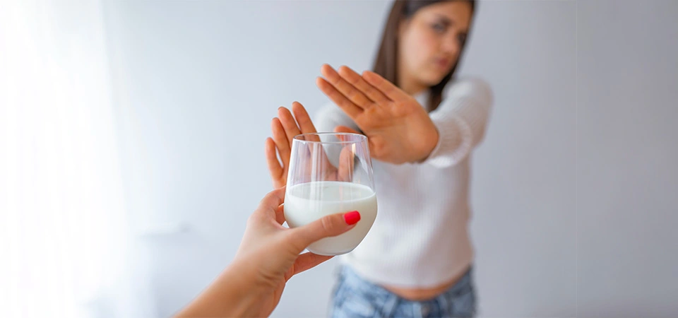 Laktoz İntoleransı: Yaşamı Kolaylaştıran Bilimsel Bir Bakış Açısı Günümüzde giderek daha fazla kişinin karşılaştığı bir durum olan laktoz intoleransı, süt ve süt ürünlerinde doğal olarak bulunan laktoz şekerinin sindirilememesiyle ortaya çıkar.
